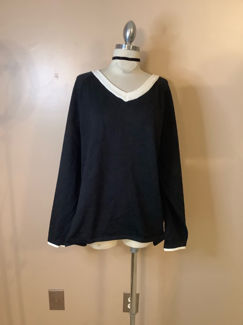 Edikted Women's Black White Contrast Trim V-Neck Long Sleeve Knit Sweater XL